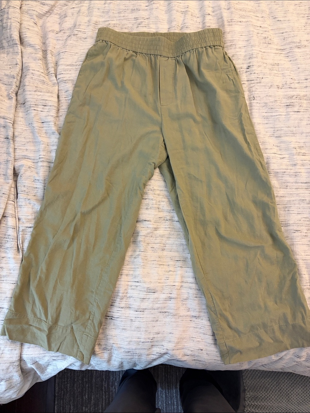 Treasure & Bond Olive Green Cropped Pull-On Pants